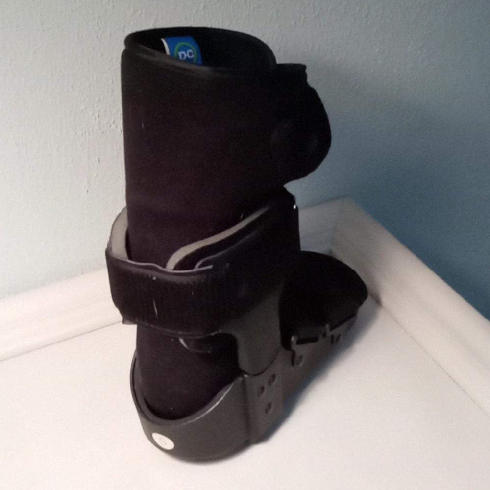Short-Leg-Cast-Low-Top-Walker-Boot-Black-Small-Short